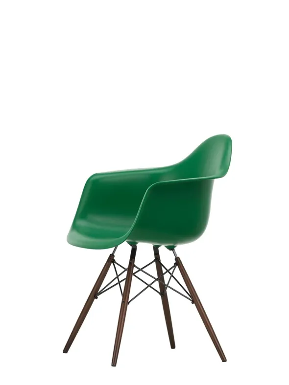 Eames Plastic Armchair DAW, mørkbejdset ahorntræ fra Vitra