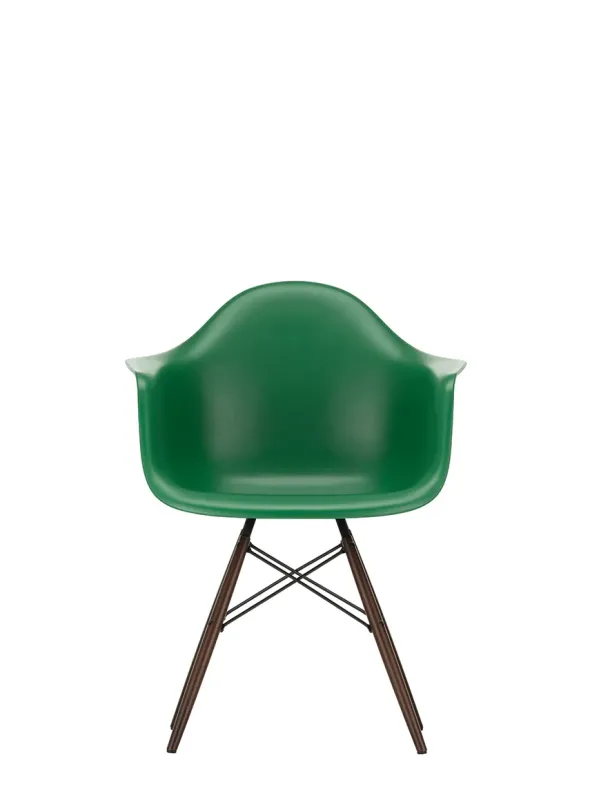 Eames Plastic Armchair DAW, mørkbejdset ahorntræ fra Vitra