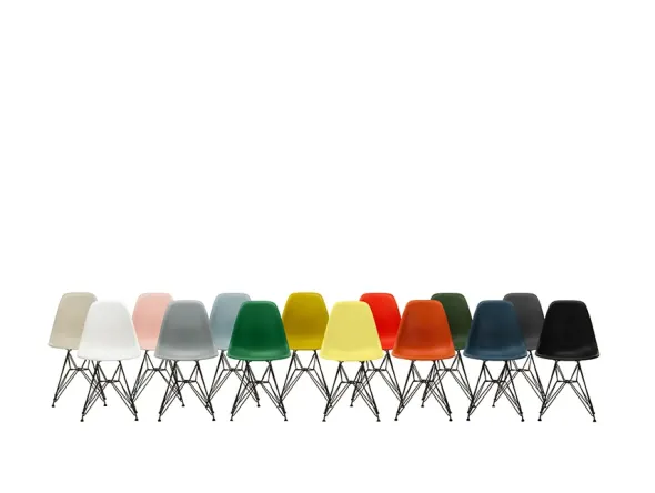 Eames Plastic Armchair DAW, mørkbejdset ahorntræ fra Vitra