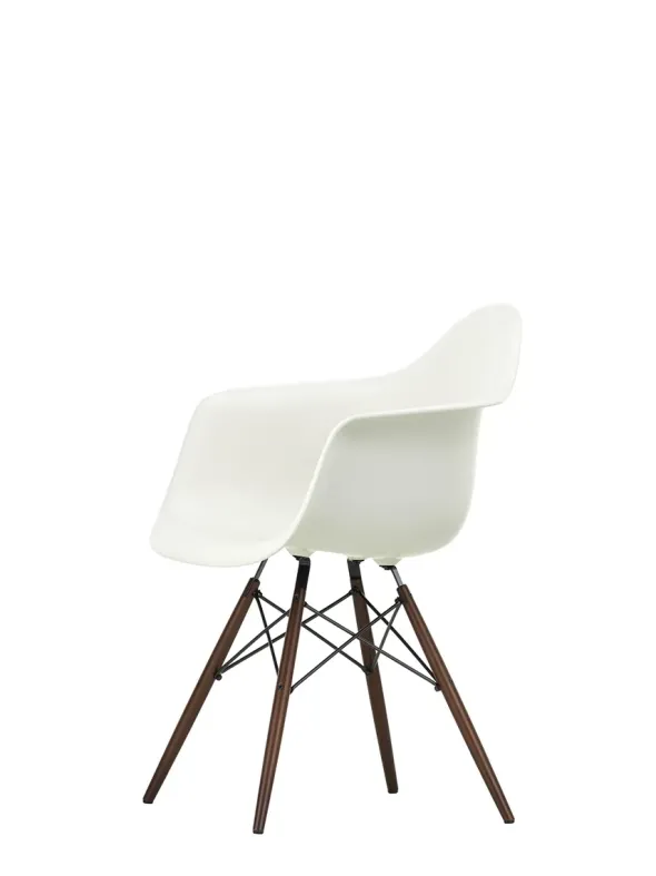 Eames Plastic Armchair DAW, mørkbejdset ahorntræ fra Vitra