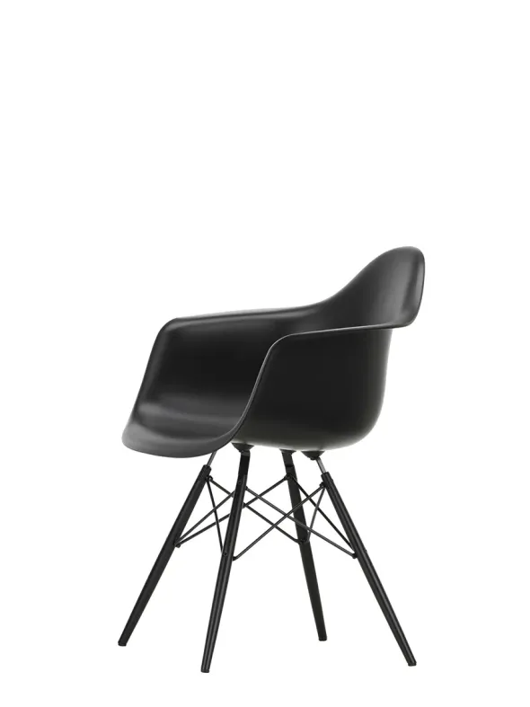 Eames Plastic Armchair DAW, sortlakeret ahorntræ fra Vitra