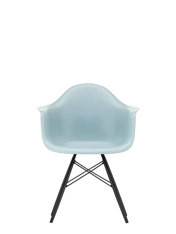 Eames Plastic Armchair DAW, sortlakeret ahorntræ fra Vitra