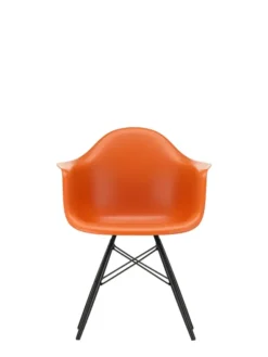 Eames Plastic Armchair DAW, sortlakeret ahorntræ fra Vitra