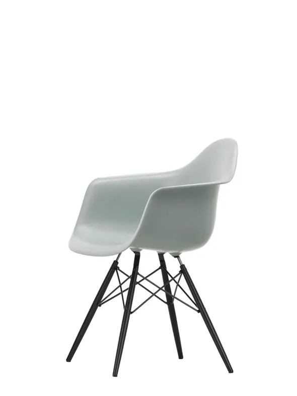 Eames Plastic Armchair DAW, sortlakeret ahorntræ fra Vitra