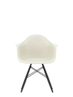 Eames Plastic Armchair DAW, sortlakeret ahorntræ fra Vitra