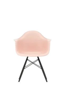 Eames Plastic Armchair DAW, sortlakeret ahorntræ fra Vitra