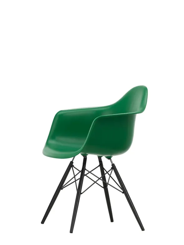 Eames Plastic Armchair DAW, sortlakeret ahorntræ fra Vitra