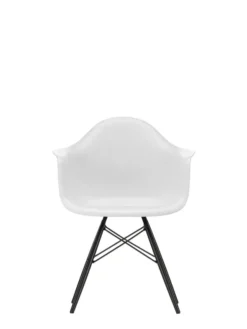 Eames Plastic Armchair DAW, sortlakeret ahorntræ fra Vitra