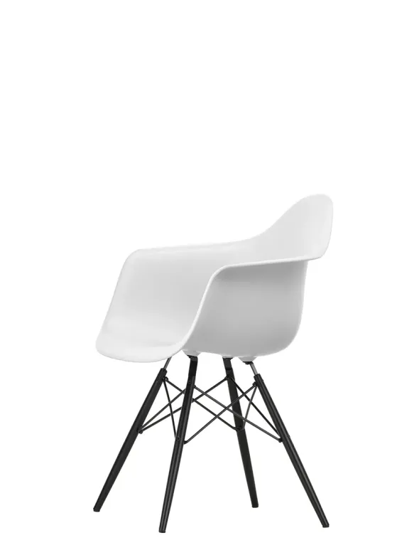 Eames Plastic Armchair DAW, sortlakeret ahorntræ fra Vitra