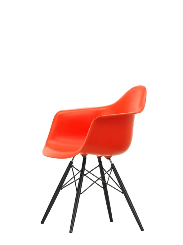Eames Plastic Armchair DAW, sortlakeret ahorntræ fra Vitra
