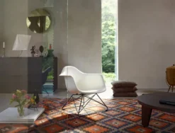 Eames Plastic Armchair LAR, sortlakeret fra Vitra