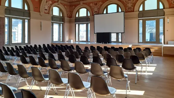 Eames Plastic Side Chair DSS-N, stabelbar fra Vitra