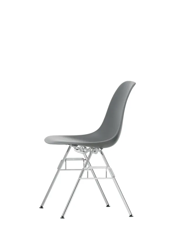 Eames Plastic Side Chair DSS-N, stabelbar fra Vitra