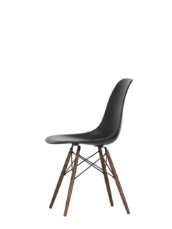 Eames Plastic Side Chair DSW, mørkbejdset ahorntræ fra Vitra