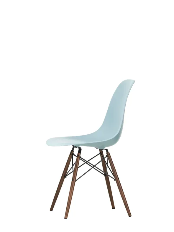 Eames Plastic Side Chair DSW, mørkbejdset ahorntræ fra Vitra