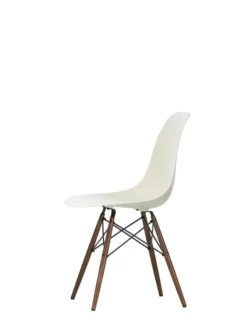 Eames Plastic Side Chair DSW, mørkbejdset ahorntræ fra Vitra