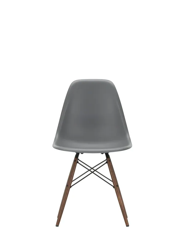 Eames Plastic Side Chair DSW, mørkbejdset ahorntræ fra Vitra