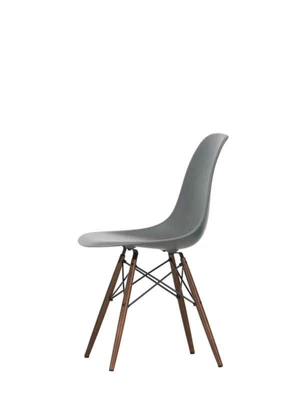 Eames Plastic Side Chair DSW, mørkbejdset ahorntræ fra Vitra