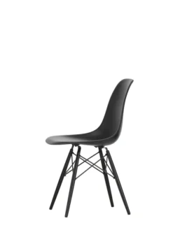 Eames Plastic Side Chair DSW, sortlakeret ahorntræ fra Vitra