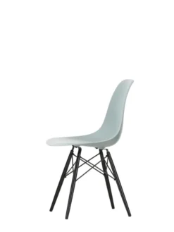 Eames Plastic Side Chair DSW, sortlakeret ahorntræ fra Vitra