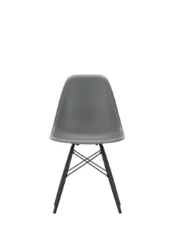 Eames Plastic Side Chair DSW, sortlakeret ahorntræ fra Vitra