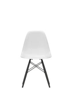 Eames Plastic Side Chair DSW, sortlakeret ahorntræ fra Vitra