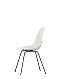 Eames Plastic Side Chair DSX, sort pulverlakeret fra Vitra