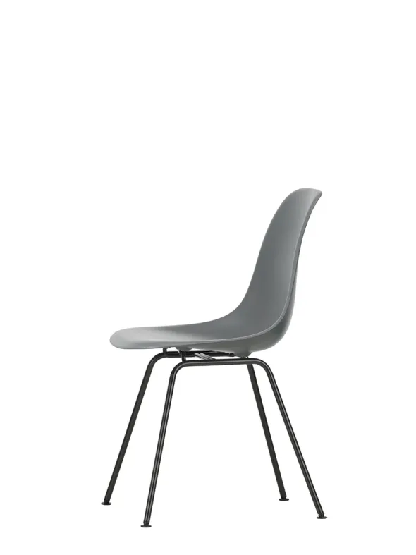 Eames Plastic Side Chair DSX, sort pulverlakeret fra Vitra