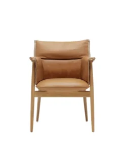 E005 Embrace Chair af EOOS