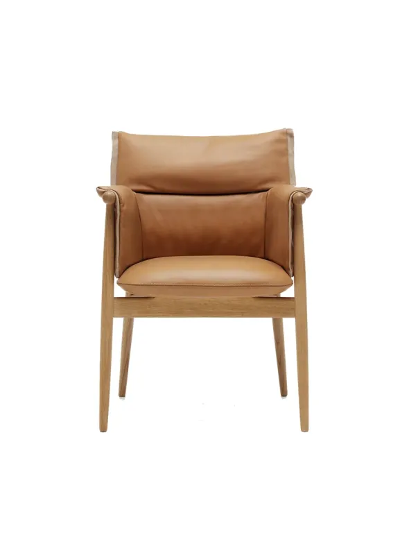 E005 Embrace Chair af EOOS