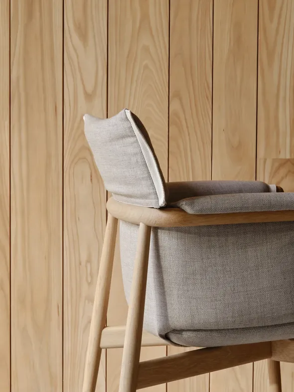 E005 Embrace Chair af EOOS