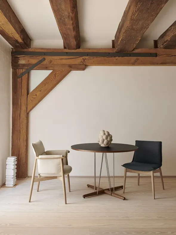 E005 Embrace Chair af EOOS