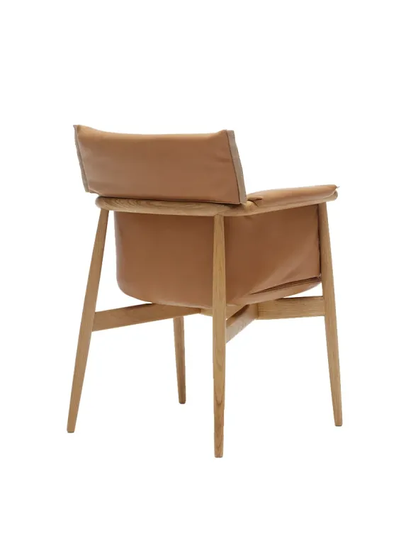 E005 Embrace Chair af EOOS