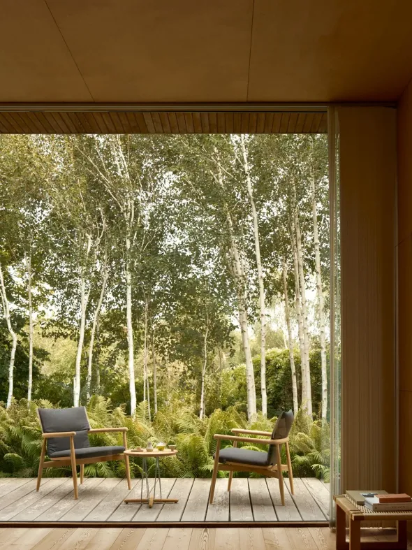E018 Embrace udendørs loungestol fra Carl Hansen & Søn