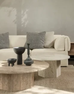 Epic Coffee Table Ø80 cm, travertine fra GUBI