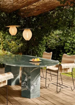 Epic Outdoor Dining Table, elliptical fra GUBI