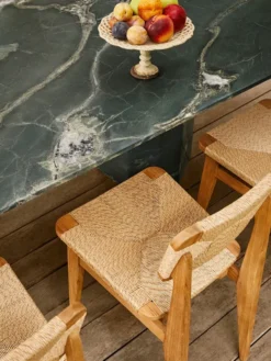 Epic Outdoor Dining Table, elliptical fra GUBI