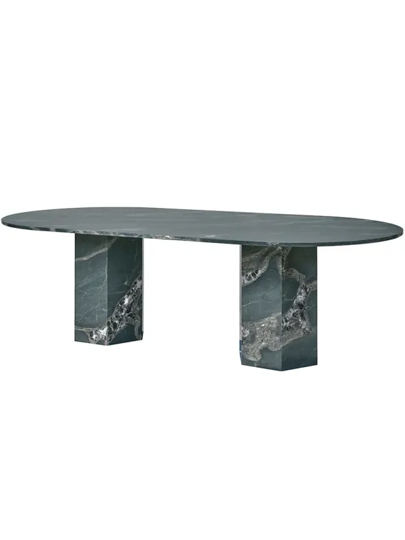 Epic Outdoor Dining Table, elliptical fra GUBI