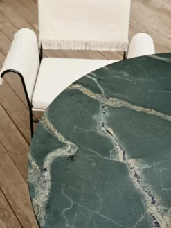 Epic Outdoor Dining Table, round fra GUBI
