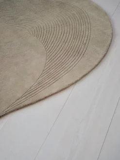 Fluid Arc gulvtæppe, Olive fra Linie Design