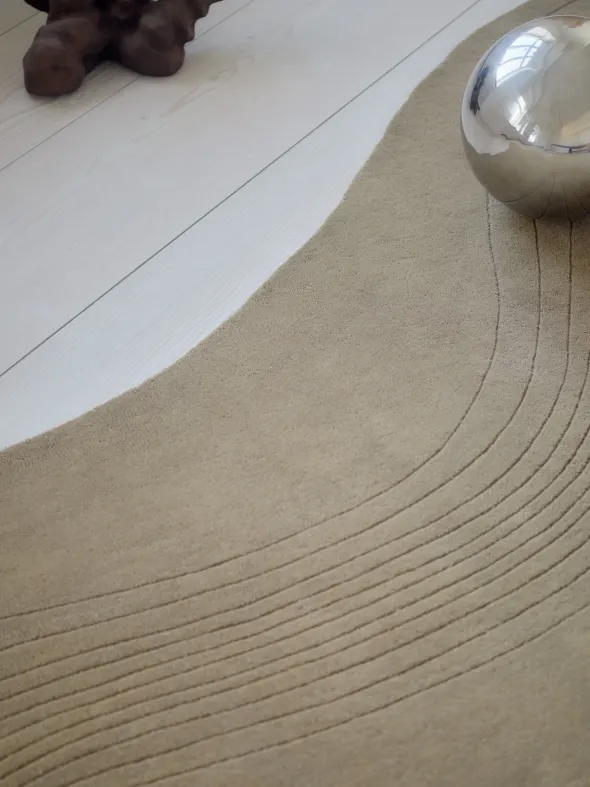 Fluid Arc gulvtæppe, Olive fra Linie Design