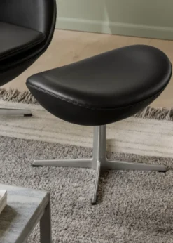 3127 Fodskammel til Ægget af Arne Jacobsen læder