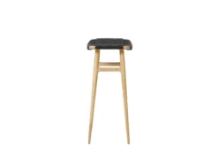 Freja barstol, eg, Leather Stripe Saddle Black fra Stellar Works