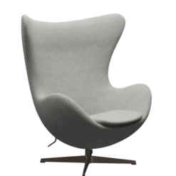 3316 Ægget loungestol, stel i brown bronze af Arne Jacobsen