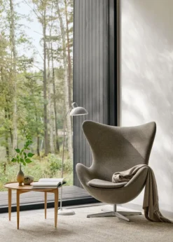 3316 Ægget loungestol, stel i børstet aluminium af Arne Jacobsen