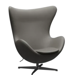 3316 Ægget loungestol, stel i sort af Arne Jacobsen