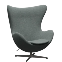 3316 Ægget loungestol, stel i warm graphite af Arne Jacobsen