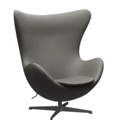 3316 Ægget loungestol, stel i warm graphite af Arne Jacobsen
