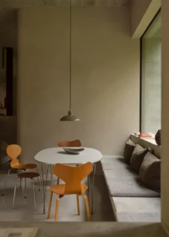 4130 Grand Prix med træben af Arne Jacobsen