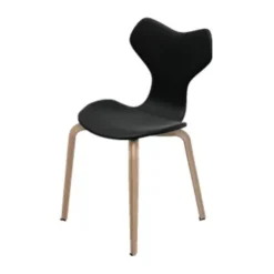 4130 Grand Prix med træben af Arne Jacobsen